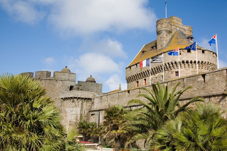 Le château et les drapeaux vus du Jardin des Douves -  Saint-Malo ©Philippe Josselin