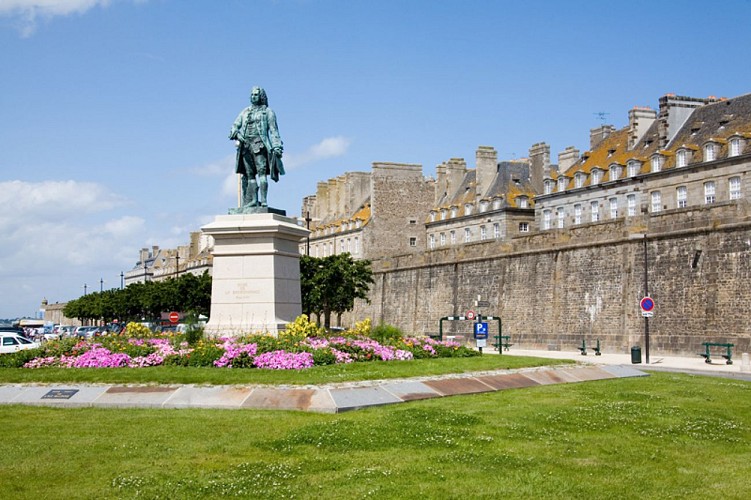 Statue de Mahé de la Bourdonnais - Saint-Malo ©Philippe Josselin