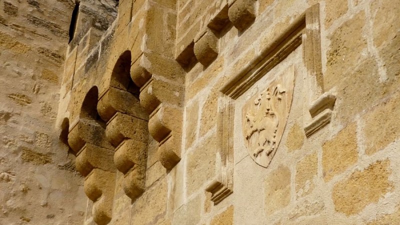Blason d'Ansouis sur le château