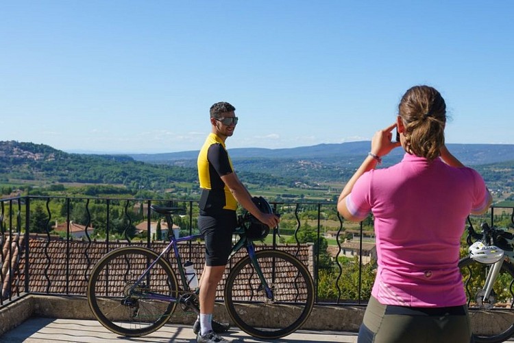 Vue sur Lacoste depuis Bonnieux