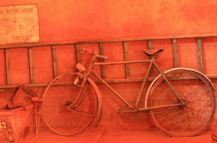 Vélo d'époque à Okhra