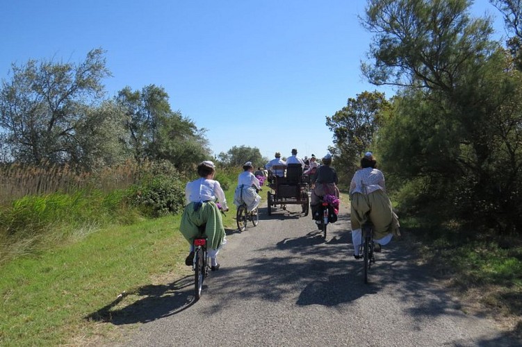 Arlésiennes à vélo lors de l'abrivado des Bernacles, chemin de Palun Longue