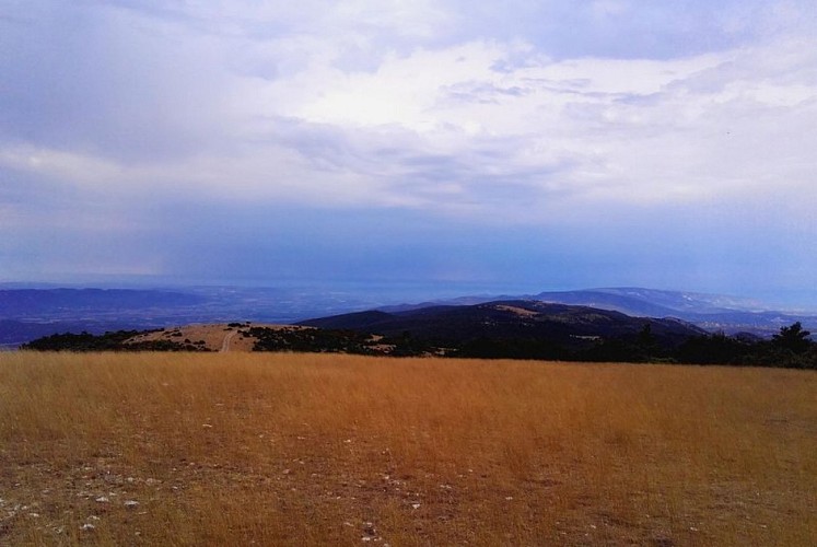 Les crêtes vers l'ouest et le Petit Luberon