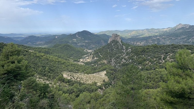 Rocher Saint-Julien au centre et montagnes environnantes