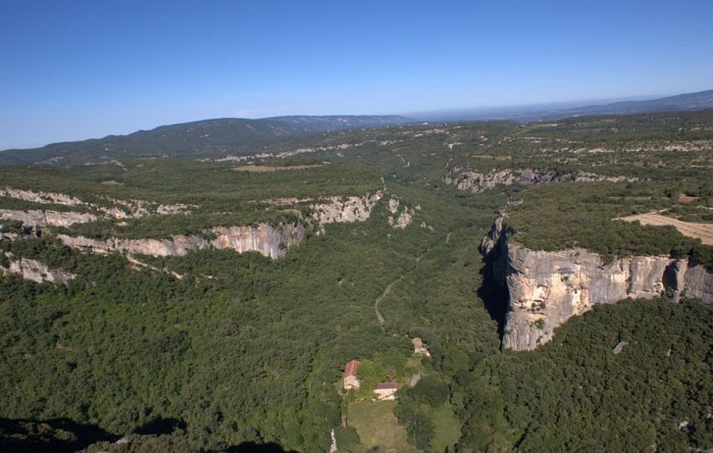 Falaise de l'Aiguebrun, plateau des Claparèdes et Petit Luberon