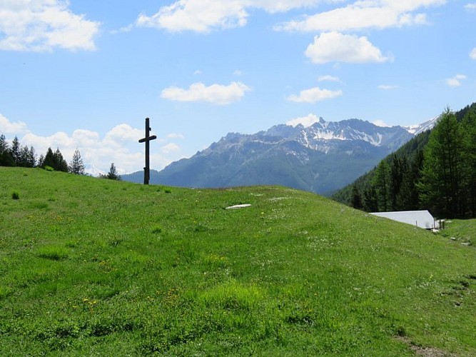 Vers le sud-ouest la bergerie de Péas avec au fond la Dent de Ratier