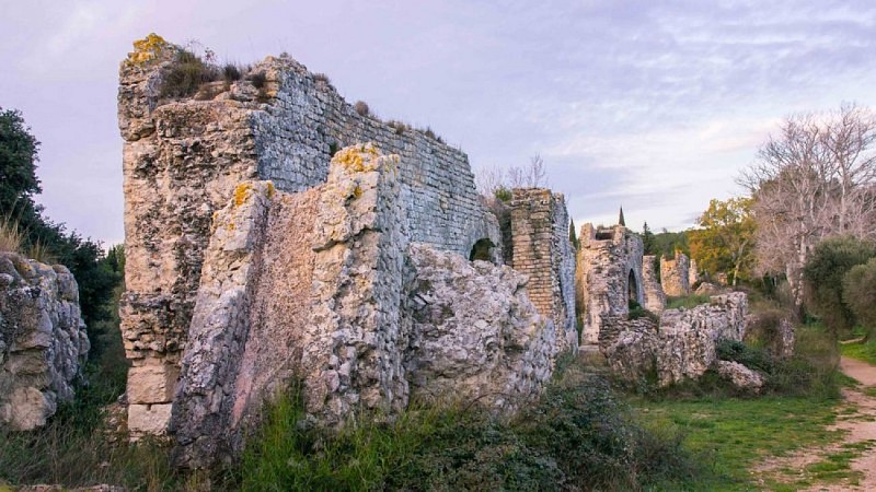Lumière hivernale sur les aqueducs antiques du Vallon des Arcs