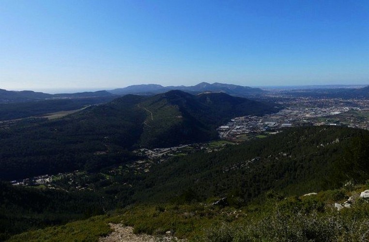 La vue vers la mer depuis le mont Cruvelier