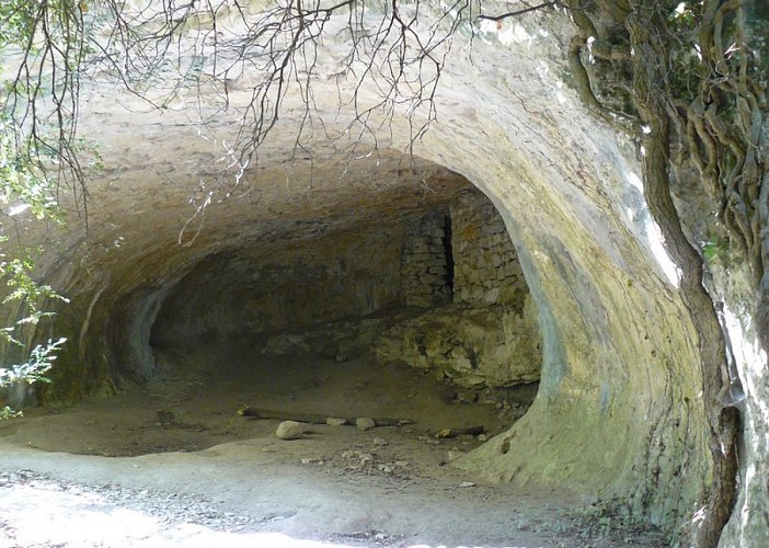Abris sous roche, en aval des gorges