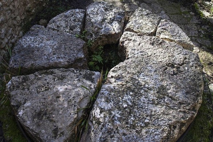 Anciennes meules des moulins de Véroncle