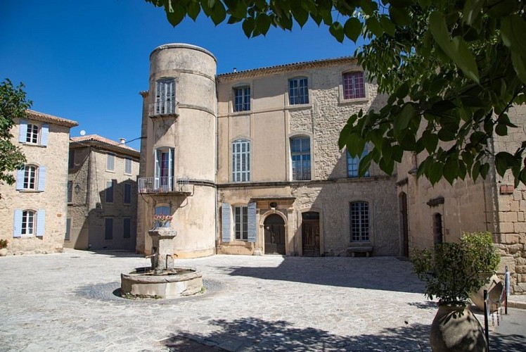 Grambois, place de la Fontaine