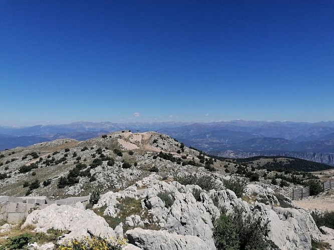 Vue sur la station et le Mercantour