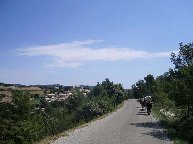 À l'approche du village de Murs