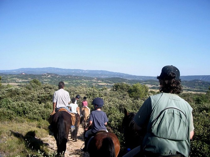 En retour, vue sur Roussillon puis le Grand Luberon