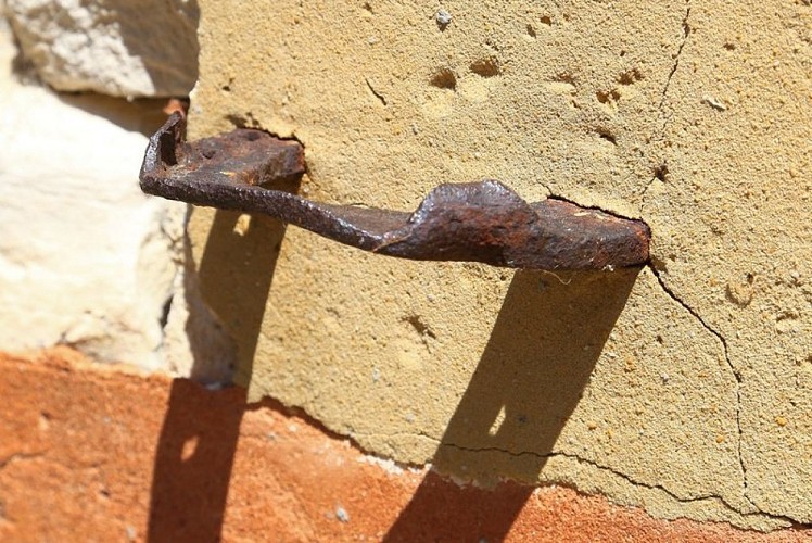 Anneau mural à Joucas