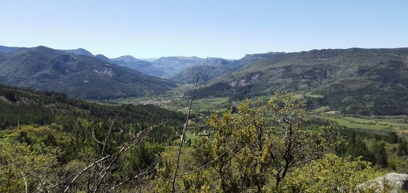 Vue sur la vallée de la Motte-Chalancon