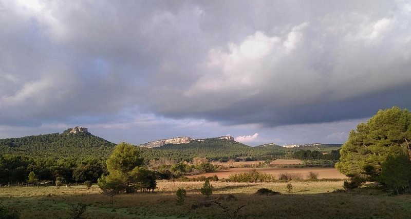 Vue sur le Mont Paon et les Baux