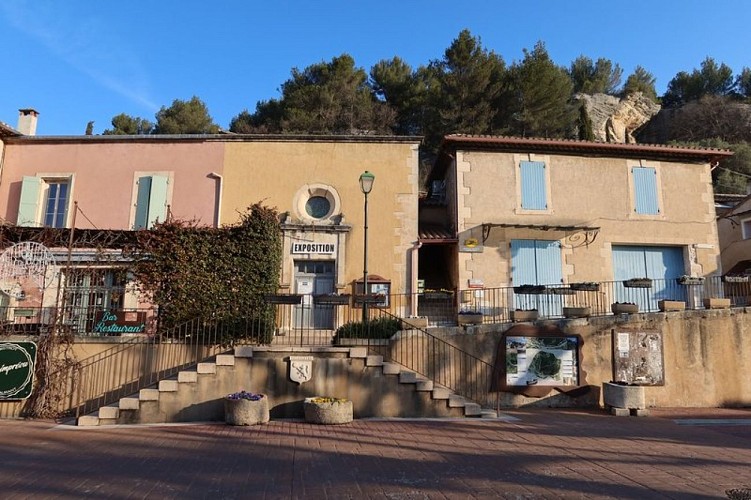 Les Beaumettes, place de la Mairie