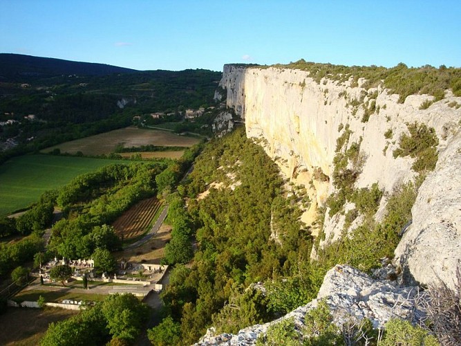 Falaise de la Madeleine et village de Lioux