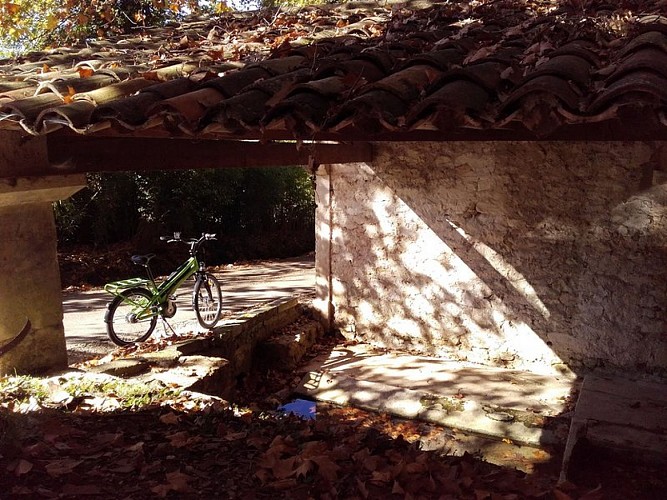 Halte à la faîche sous le lavoir couvert