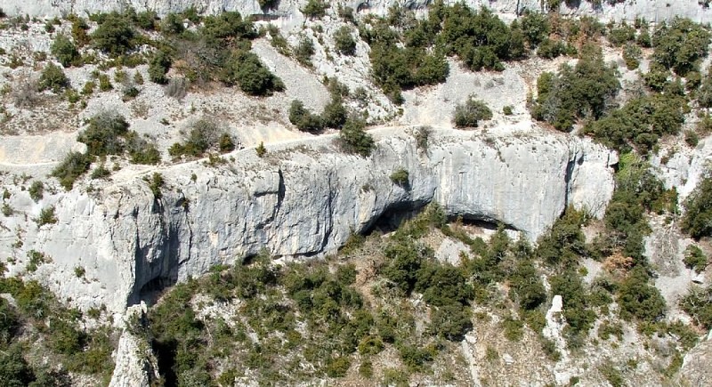 Sentier en corniche rive droite