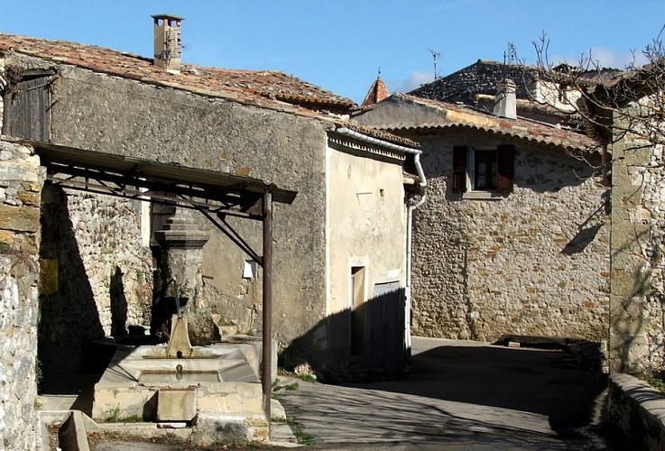 Fontaine lavoir au cœur de Viens