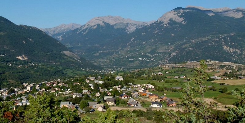 Vue sur les plateaux de Guillestre et Mont-Dauphin