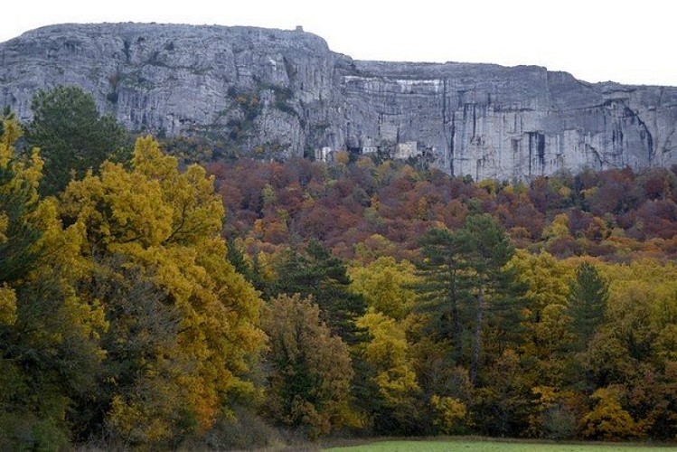 Vue de la grotte au départ de l'Hostellerie