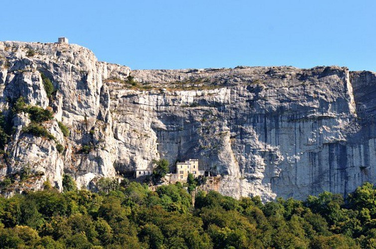 La grotte de Marie-Madeleine et la chapelle du Saint-Pilon