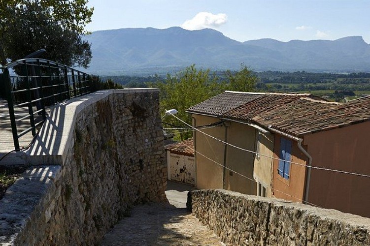 Calade et panorama vers le Mont Aurélien