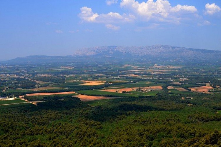 La vue vers la Sainte-Victoire et le bassin de l'Arc