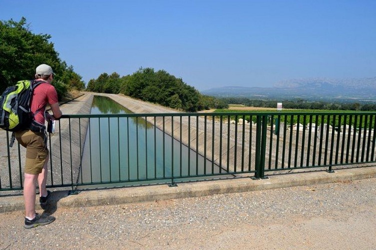 Le pont qui enjambe le Canal de Provence