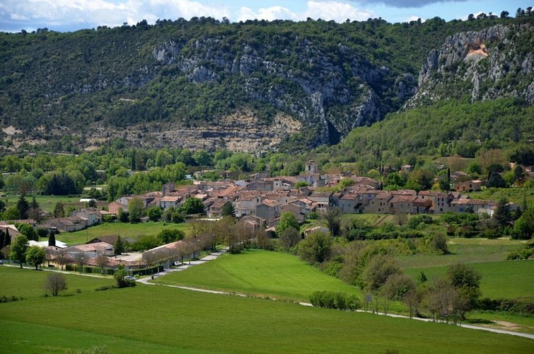 En montant à la source