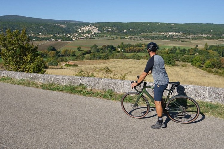 Vue sur Simiane-La-Retonde depuis Ribes Neuves (D18)