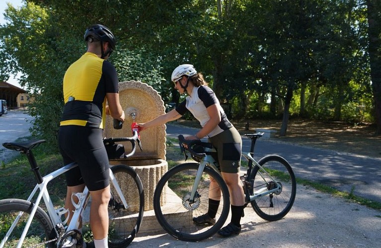 Robion, fontaine d'eau le long de la Véloroute