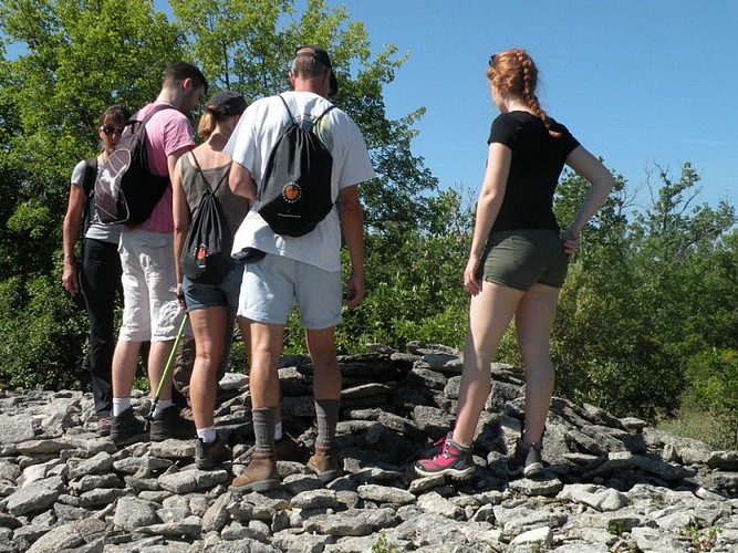 Randonneurs captivés par les curieux clapiers