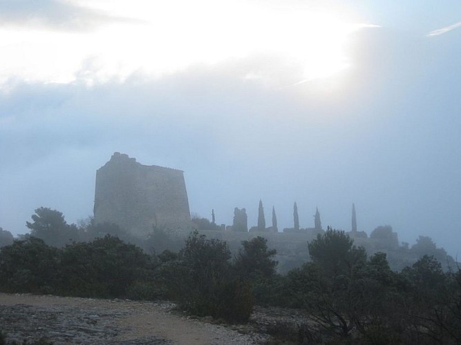 Donjon et chapelle castrale dans la brume matinale
