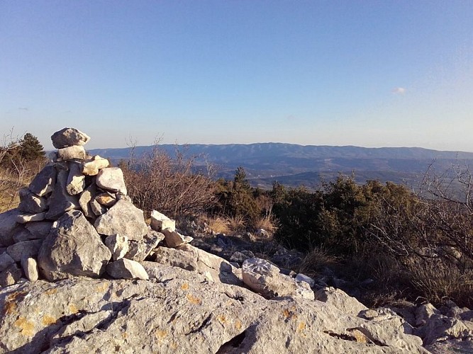 Vue sur le Luberon depuis le Cluyer