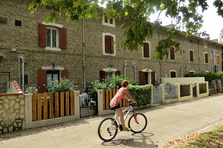 Cycliste le long des Corons de Salin-de-Giraud