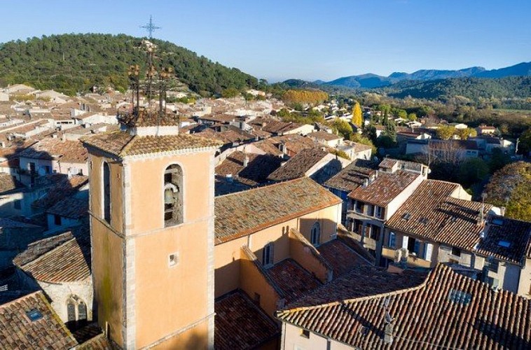 Le clocher de l'église et le village