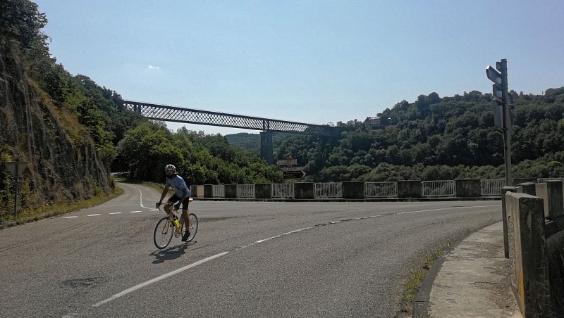 Cycliste sur barrage des Fades