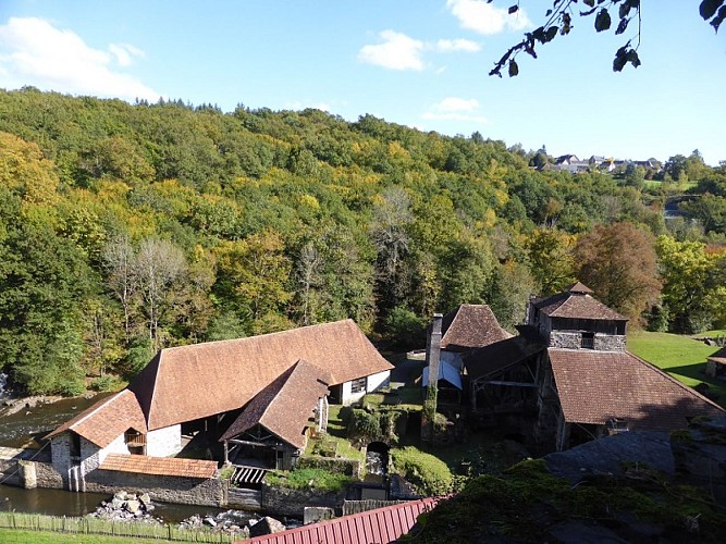 Savignac-Lédrier château forge automne