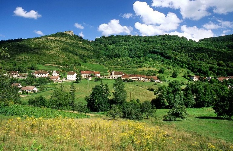 Reculée de Val-Sonnette / Vue sur Grusse et le belvédère de la Madone