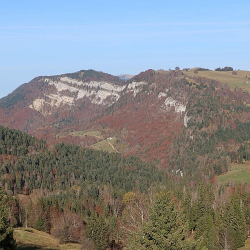 Vue sur la Montagne de Bange et la Culaz depuis les chalets de Crolles