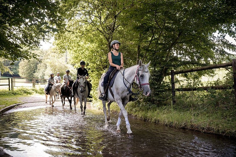 Passage à cheval au gué de la salle