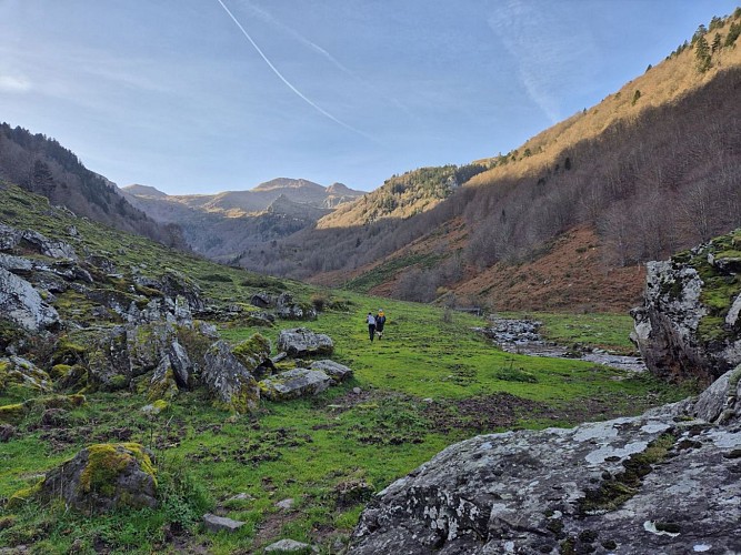 Lac d'Arlet et Pic d'Aillary depuis le parking de Bélonce (accès depuis Borce)