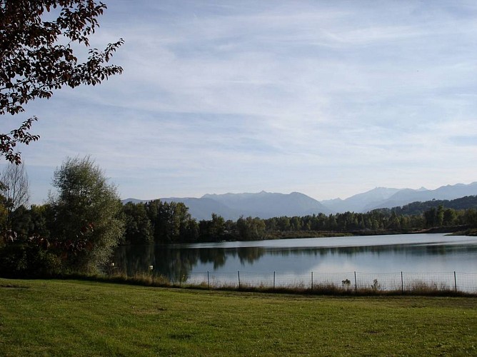 Vue sur le lac et les Pyrénées