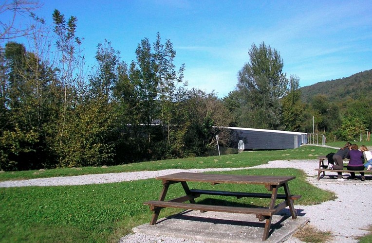 passerelle bleue - Louvie Juzon - table pique nique