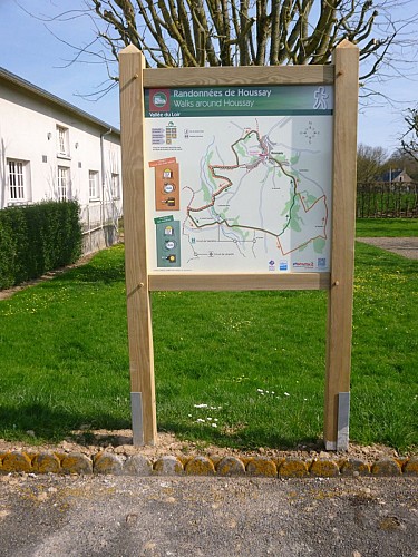 Panneau de départ de randonnées pédestres à Houssay