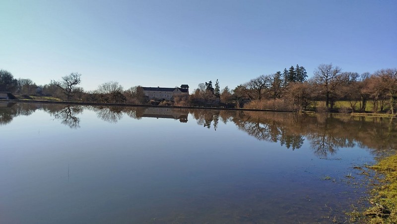 Vue sur le prieuré depuis lac éphémère du Rausel